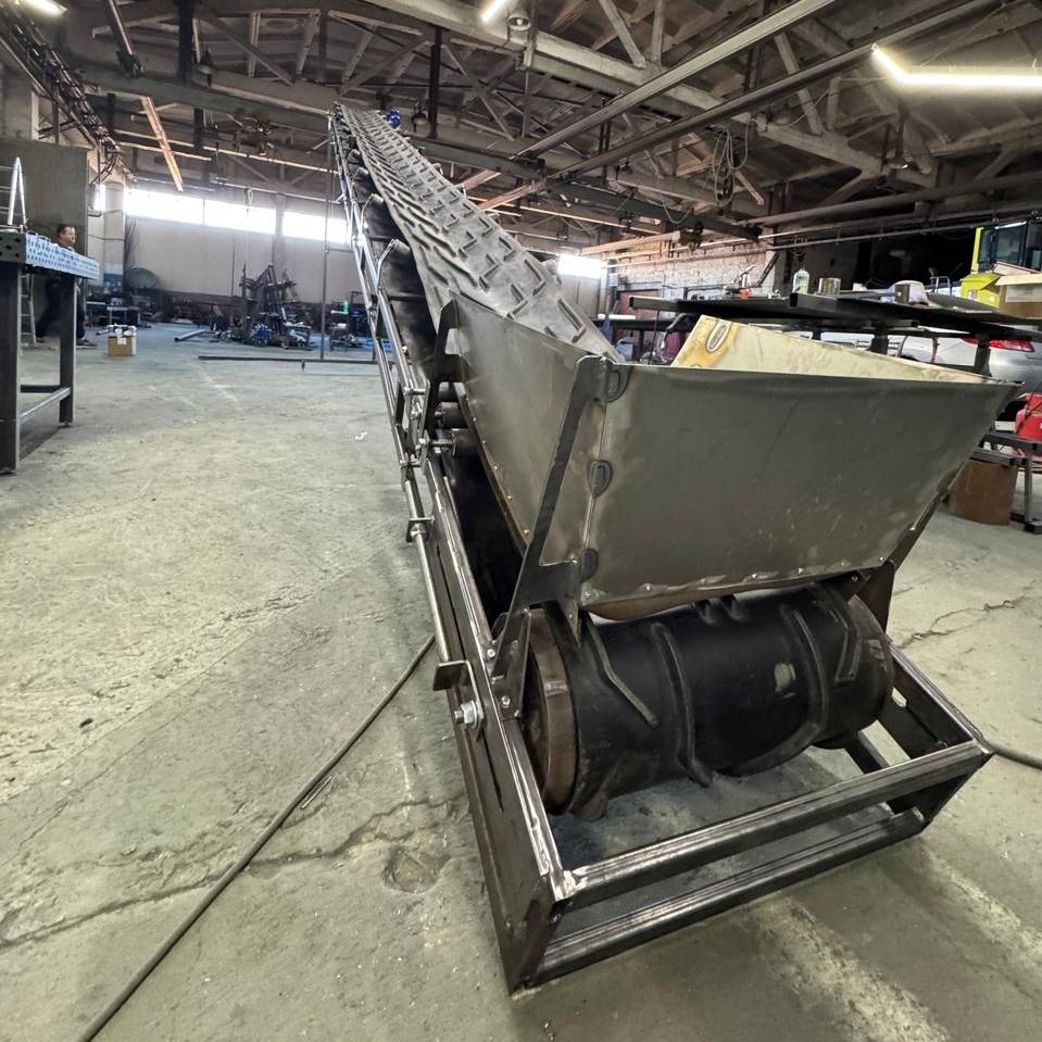 Желобчатый ленточный конвейер для сыпучих грузов